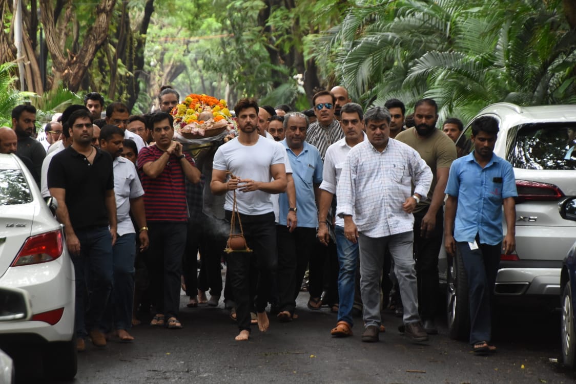 in-pics-btown-celebs-attend-funeral-of-hrithik-roshans-maternal-grandfather-j-om-prakash