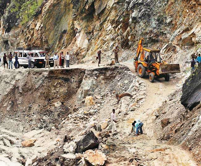 jk-massive-landslide-leads-to-suspension-of-traffic-on-srinagar-highway