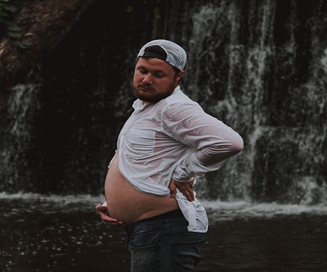 Husband takes hilarious maternity photos for pregnant wife on bed rest