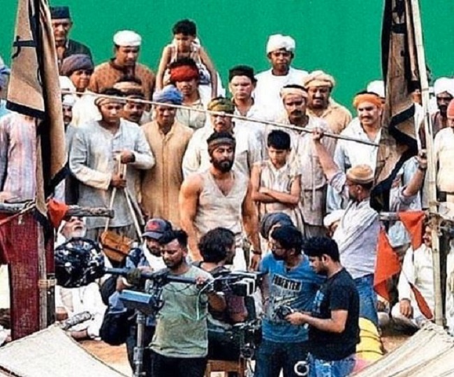 in-pics-ranbir-kapoor-flaunts-heavy-beard-and-chiseled-biceps-in-leaked-pics-from-shamshera-sets