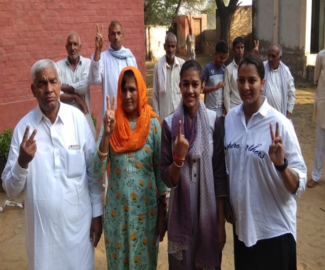 haryana-assembly-elections-2019-hoodas-chautalas-and-phogats-cast-their-votes-see-pics