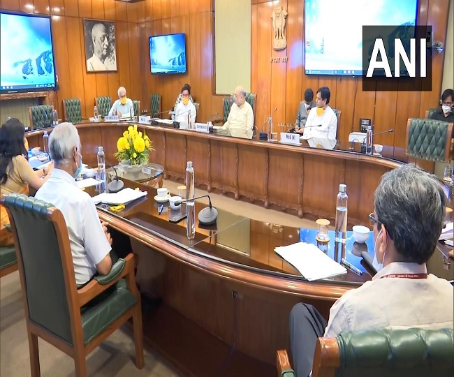 coronavirus-outbreak-amit-shah-reviews-lockdown-situation-takes-stock-of-supply-of-essential-commodities-in-covid19-war-room