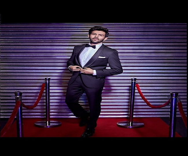 &lsquo;Dukaan Band Hai&rsquo;: Kartik Aaryan's dapper message to continue following lockdown guidelines