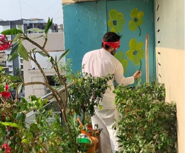 Kareena Kapoor receives special gift from husband Saif Ali Khan amid lockdown | See Pics