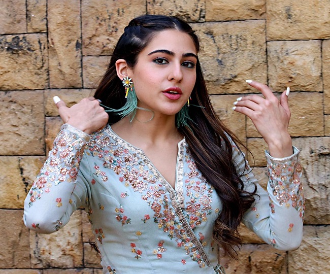 Sara Ali Khan is back with her 'Knock! Knock!' jokes and Instagrammers can't keep calm with her cuteness 