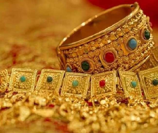 Gold Rate Today 26 August: Gold declines by Rs 210, Silver tanks Rs 1,022; know today's rates