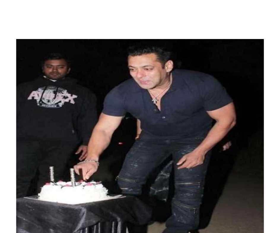 VIDEO: Salman Khan's father Salim Khan cutting Ahil's birthday cake is the  cutest thing on internet | Celebrities News – India TV