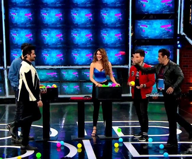 bigg-boss-13-preview-salman-khan-anil-kapoor-recreate-andaz-apna-apna-magicdisha-patani-kunal-aditya-play-skull-task-with-housemates-watch