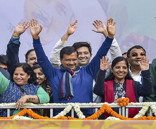 Arvind Kejriwal invites PM Modi to his swearing-in ceremony on Feb 16