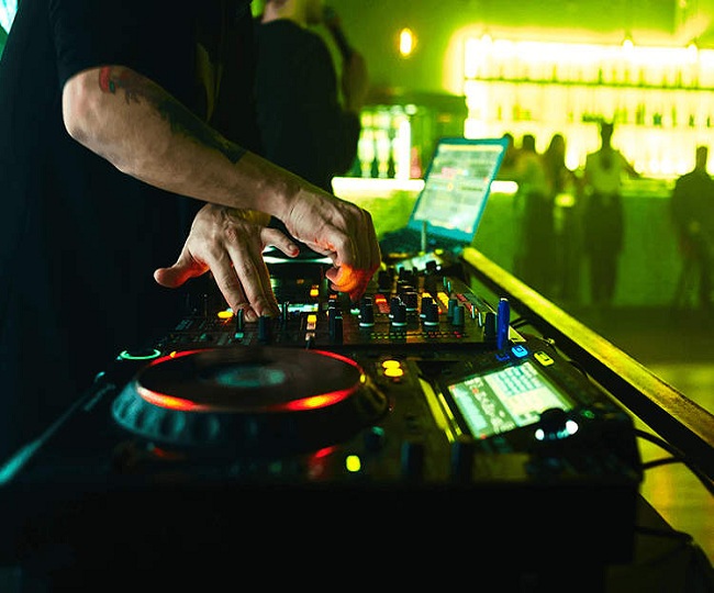 Delhi nightclub holds secret party amid COVID crisis, invites selected members via WhatsApp; 31 arrested