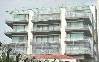 Shah Rukh Khan&rsquo;s &lsquo;Mannat&rsquo; covered with plastic sheets amid COVID-filled..