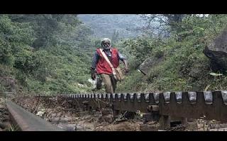 'Salute': Tamil Nadu postman delivers letters on foot for 30 years,..