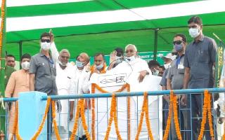 Bihar Elections 2020: Onions pelted at Nitish Kumar during poll rally in..