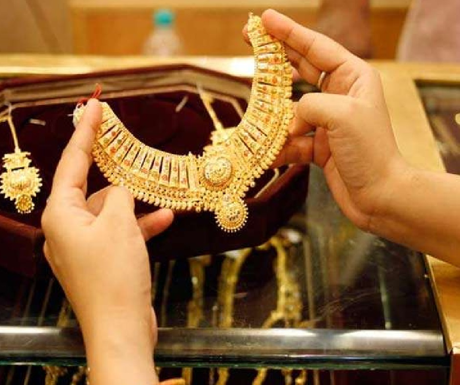 Gold Price on October 16: Gold rates dips, silver also ...