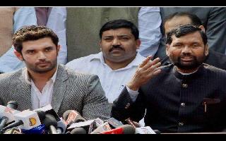 Bihar Assembly Election 2020 | 'I firmly stand with his decisions': Hospitalised Ram Vilas tasks son Chirag to take call on alliance