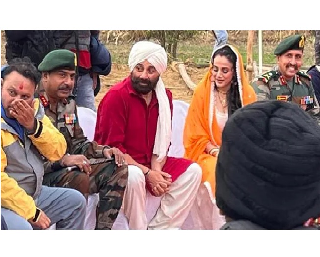 Sunny Deol, Ameesha Patel transform into Tara and Sakeena as they begin shooting for Gadar 2