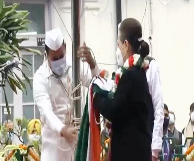Congress flag falls from flagpole as Sonia Gandhi tries to unfurl it during foundation day event | Watch