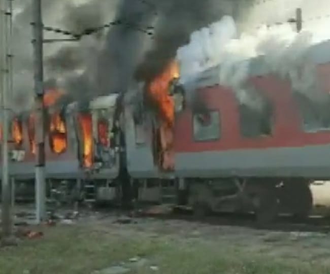 2 coaches of Udhampur-Durg express catch massive fire in Madhya Pradesh, reason yet to be ascertained; no casualties reported