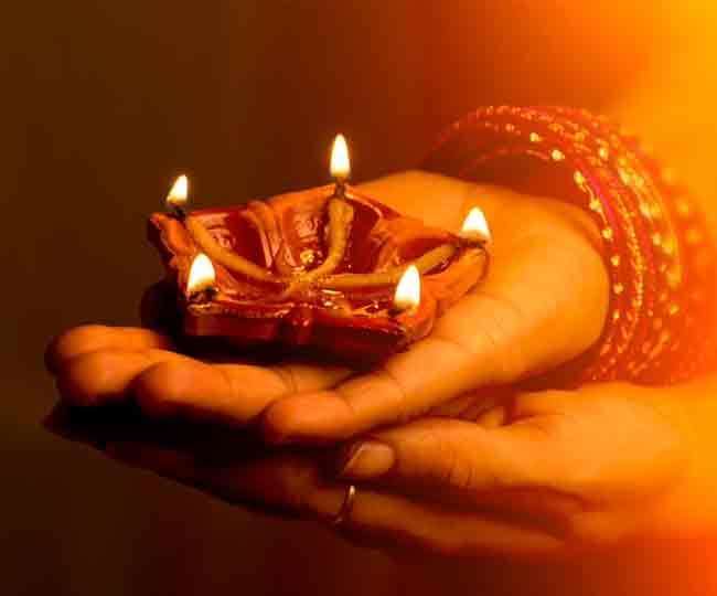 Diwali 2021: दिवाली के खास मौके पर अपने दोस्तों को भेजें ये शुभकामना संदेश