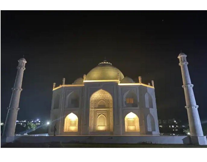 MP man gifts Taj Mahal-like home to wife, replica took three years to build  - YouTube