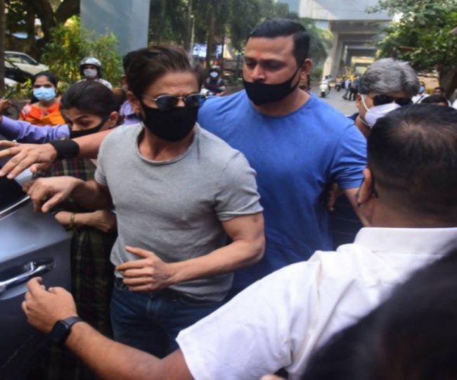 shah-rukh-khans-polite-gesture-for-crowd-after-meeting-son-aryan-in-jail-wins-hearts-over-internet-watch