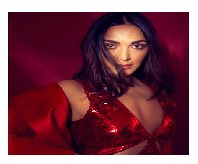Kiara Advani sizzles in red hot short sequin dress with deep neckline; Pic goes viral