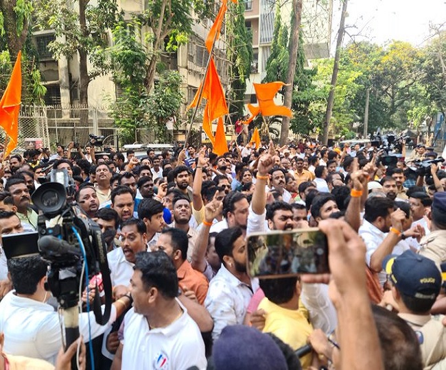 Hanuman Chalisa Row: Shiv Sena protests outside MP Navneet Rana's home; heavy security at Matoshree