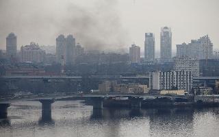 Russian rockets rock Kyiv during UN chief's visit, 10 injured; US pledges..