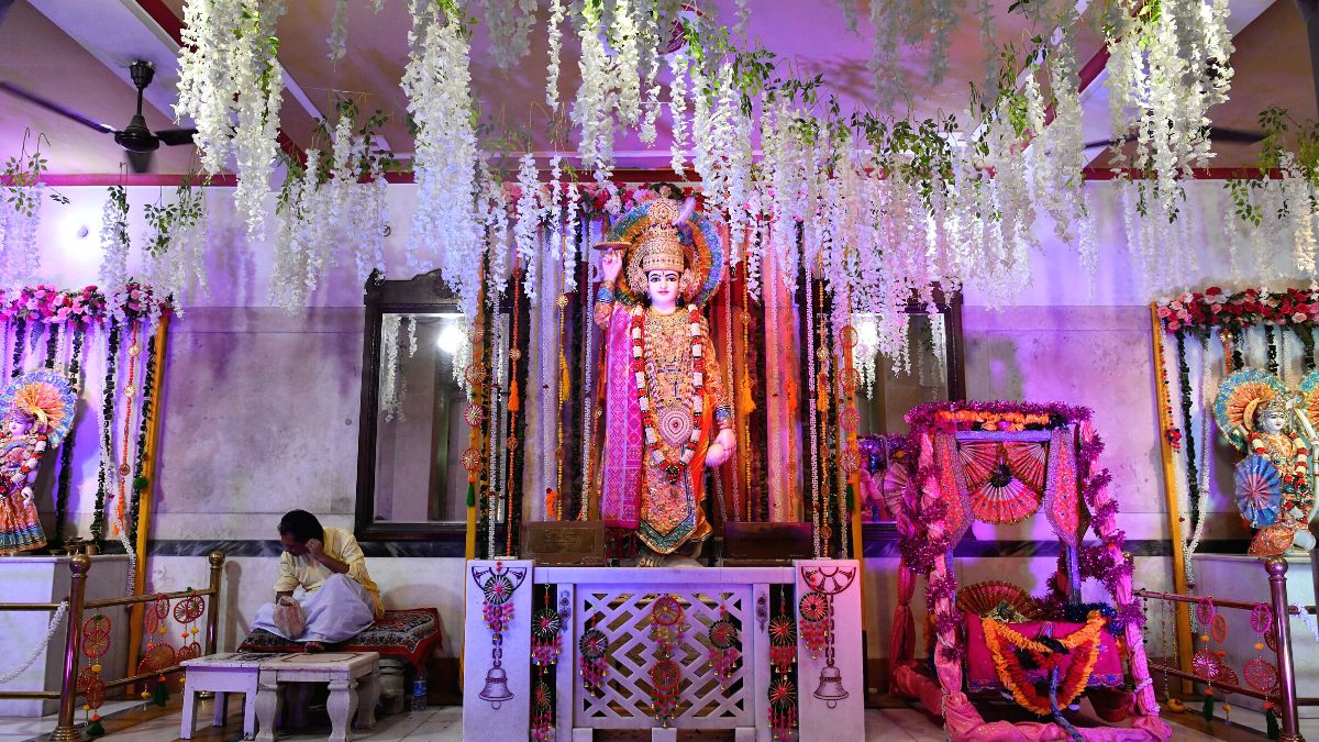 Janmashtami 2022: Here are some interesting ideas to decorate your puja  room | News9live