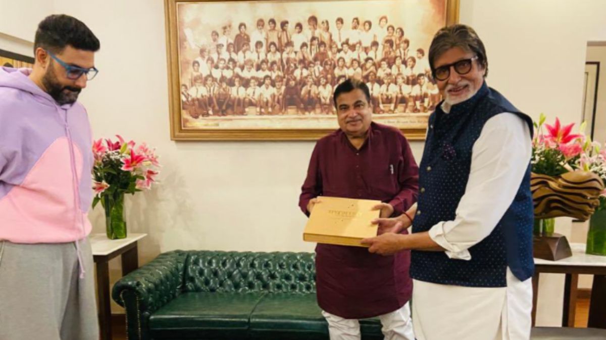 Twitterati Spot Something 'Bizzare' in Amitabh Bachchan's Photo With Nitin Gadkari | Take A Look 