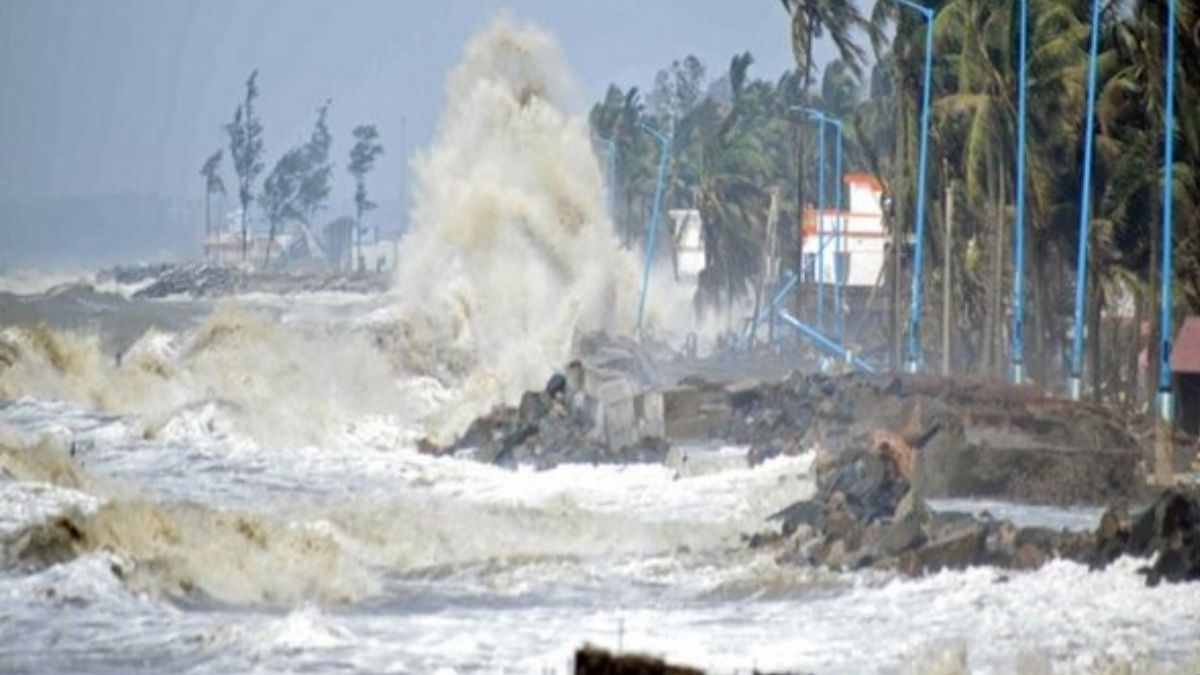 cyclone-mandous-moves-near-tamil-nadu-coast-3-districts-on-red-alert-heavy-rains-predicted