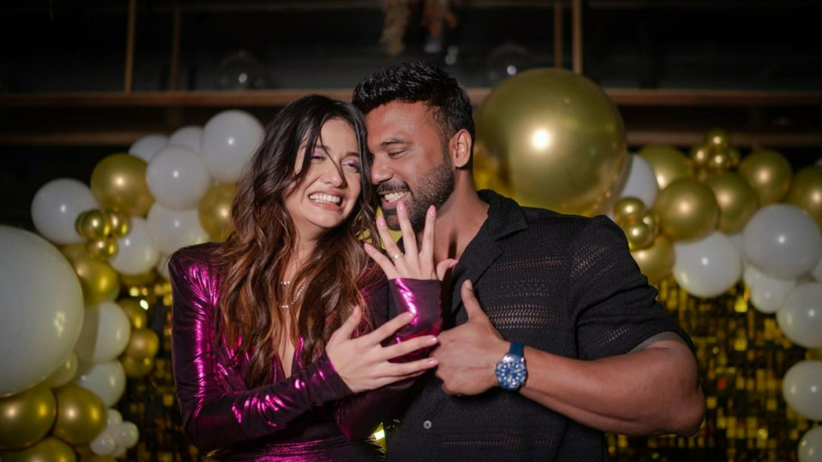 bigg-boss-ott-divya-agarwal-gets-engaged-to-apurva-padgaonkar-on-her-30th-birthday-shares-pics-from-her-dreamy-proposal