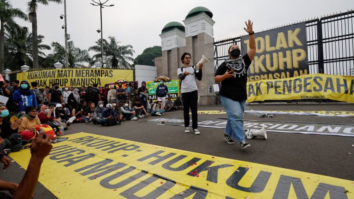 Indonesia Outlaws S*x Outside Marriage, Live In Relationships Between Unmarried Couples