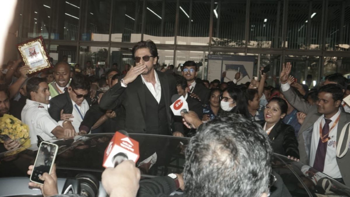 Shah Rukh Khan Gets Mobbed By Fans Outside Kolkata Airport, Rani ...