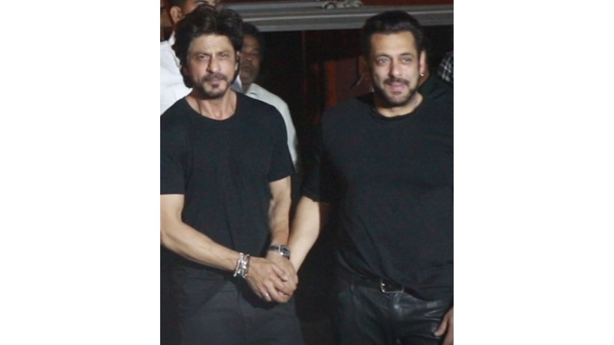Shah Rukh Khan-Salman Khan share warmest hug at latter's birthday