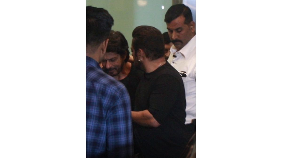 Shah Rukh Khan-Salman Khan share warmest hug at latter's birthday