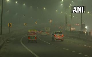 Dense fog shrouds Delhi as mercury dips to 9.6 degrees Celsius; AQI slips..