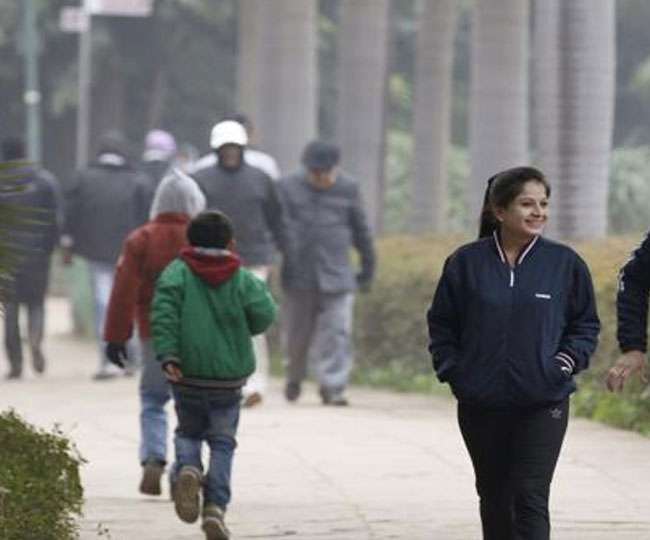 Delhi Weather Updates: Delhiites wake up to clear sky as minimum temperature remains steady; AQI in 'poor zone'