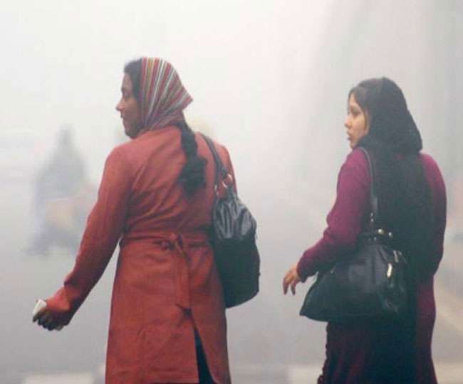 Dense fog engulfs Delhi-NCR as mercury continues to dip; AQI in 'moderate' zone