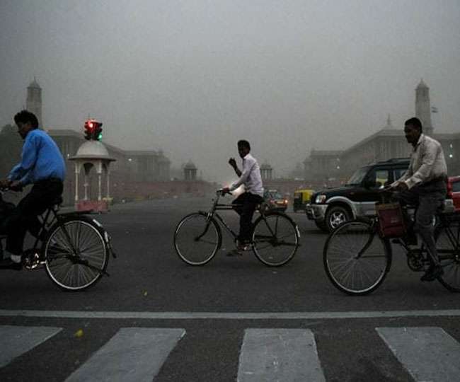 Delhi expected to witness little drizzles in evening today; AQI remains in 'poor' zone