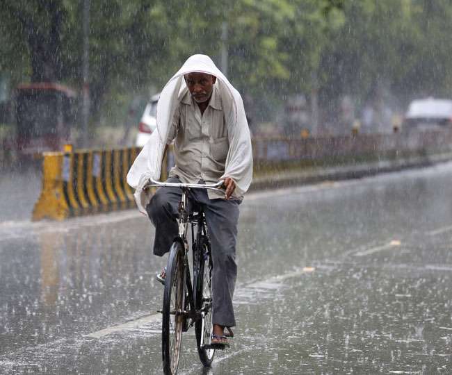  Delhi  Weather Updates Light  rainfall lashes Delhi  NCR 