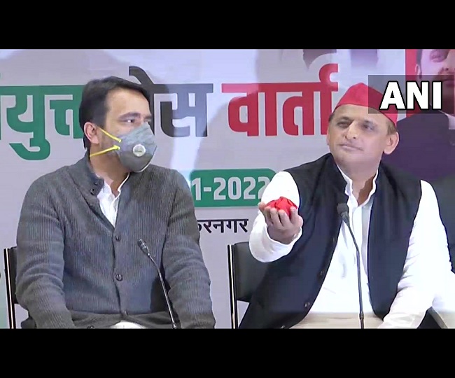 'Imagine the condition they're in': Akhilesh Yadav's swipe at BJP for inviting RLD for post-poll alliance