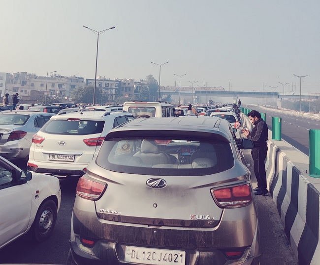 Massive traffic on NH-24 as BJP stages 'chakka jam' against Delhi govt's new excise policy