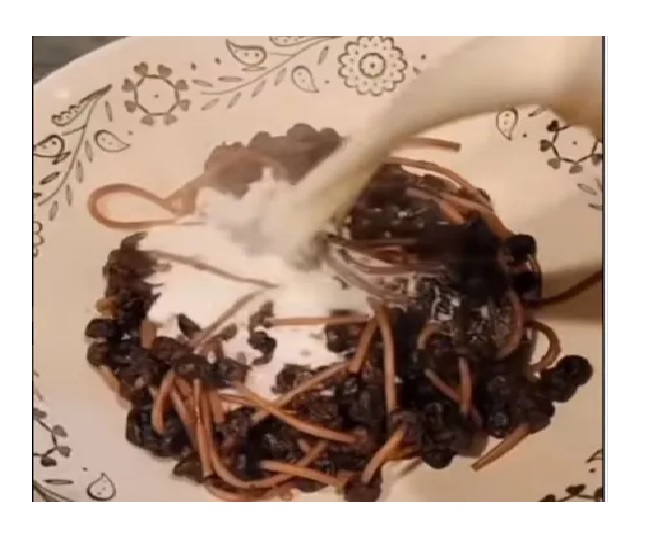 Spaghetti Pasta with 'dried blueberry and milk' leaves two Italian friends in shock; netizens say 'God save them'