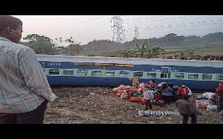 Vasco-Da-Gama Howrah Amaravati Express derails in Goa, no injuries..