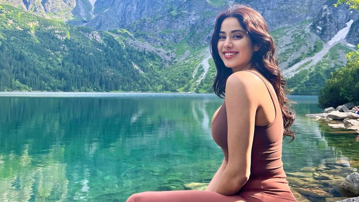 Janhvi Kapoor Treks In The Woods With Friends, Calls It 'A Good Day' | See Pics