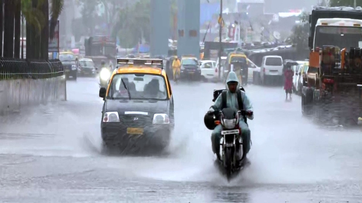 Mumbai Rains: Water-Logging, Traffic Snarls Continue Amid Heavy Rainfall; IMD Issues Yellow Alert