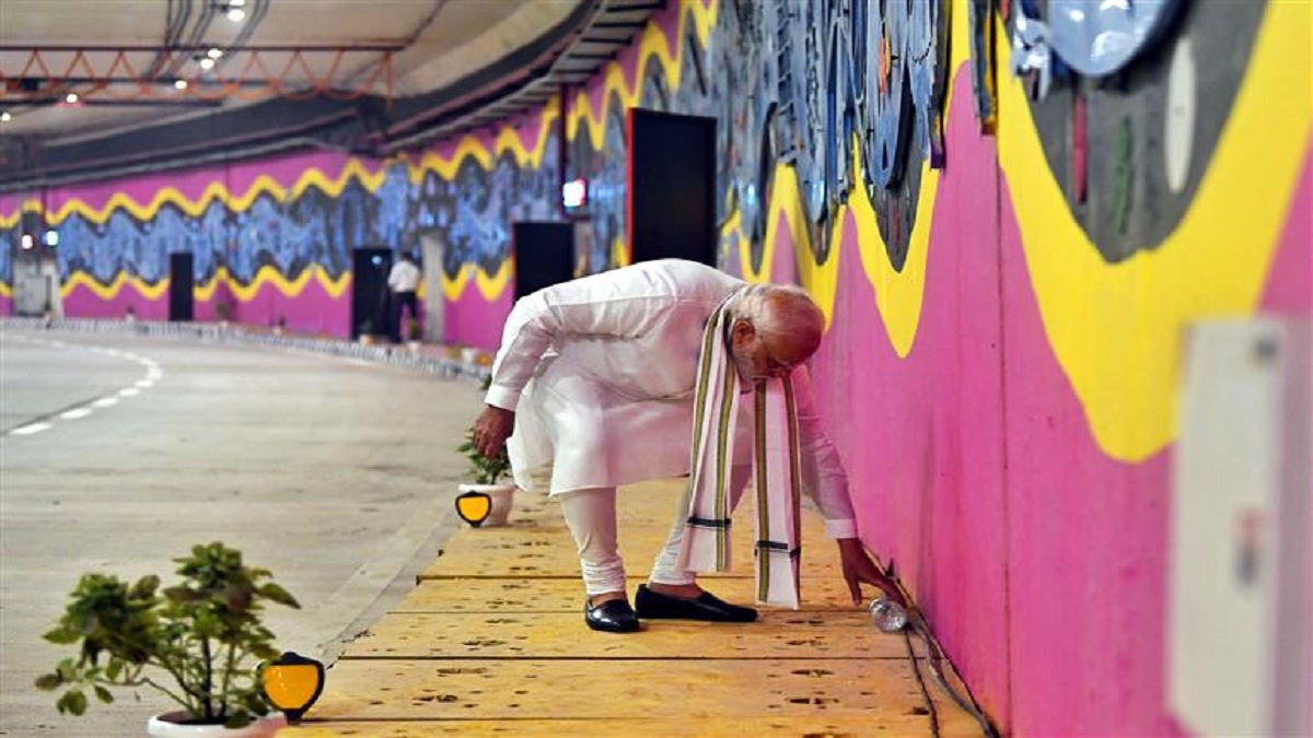 PM Modi Ensures Cleanliness By Picking Up Litter While Inspecting Pragati Maidan Tunnel | Watch