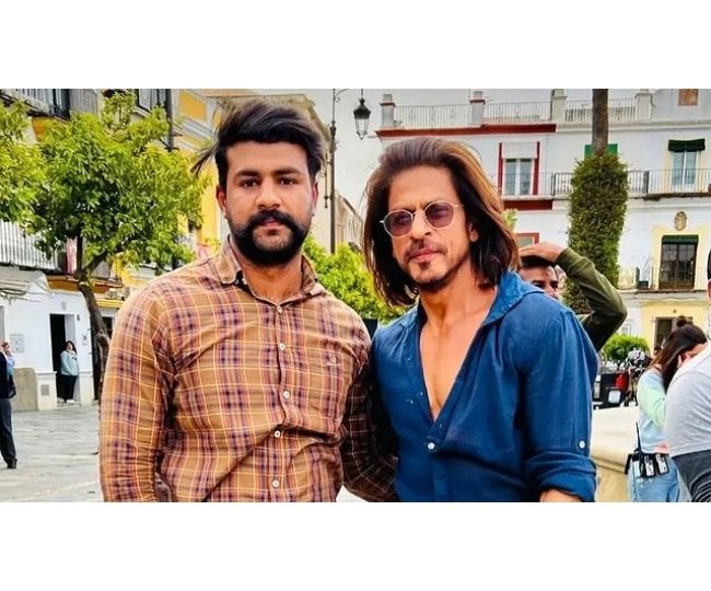 Shah Rukh Is Back! The Actor Spotted Shooting For 'Pathan' With Long Hair &  Beefed Up Physique