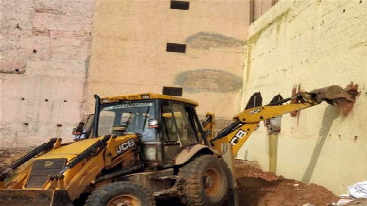 DDA Building Collapse: 1 killed, 2 injured after wall collapses in Delhi’s Dwarka